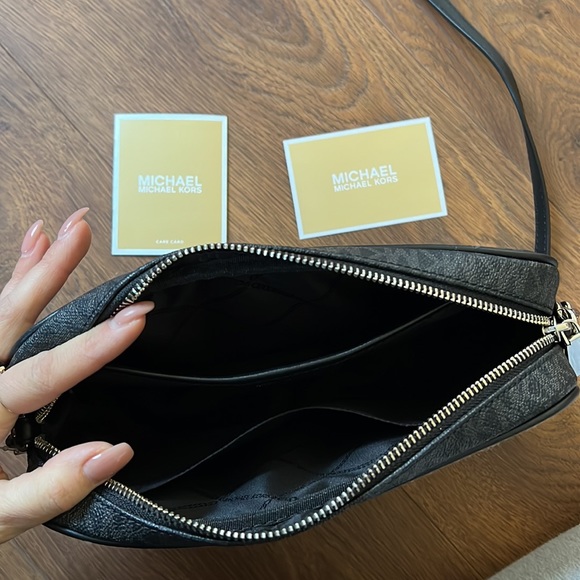 Michael Kors Jet Set Crossbody - Picture 3 of 3